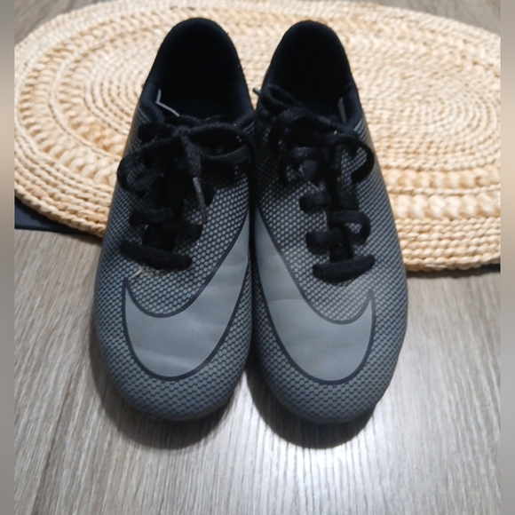 Nike Black and Gray Sports Sneakers - Picture 14 of 14